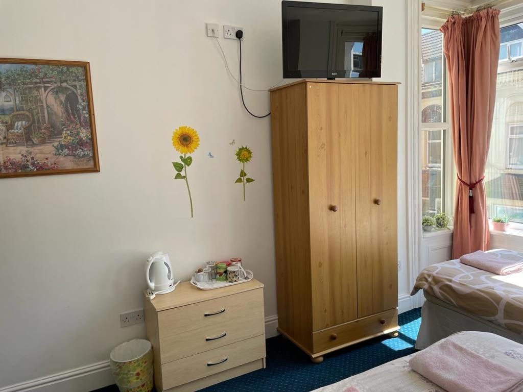 The Blue Moon Bed and Breakfast Blackpool Buitenkant foto